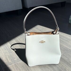 Coach Light white Leather Shoulder Bag, Well token care of, used twice